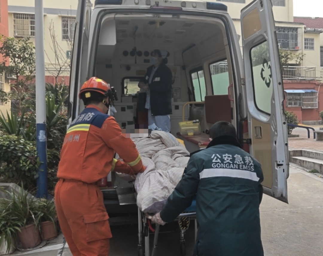 女子在房间里倒下，那扇门急坏众人