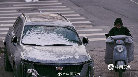 北京早高峰风大天寒 公众出行全副“捂装”