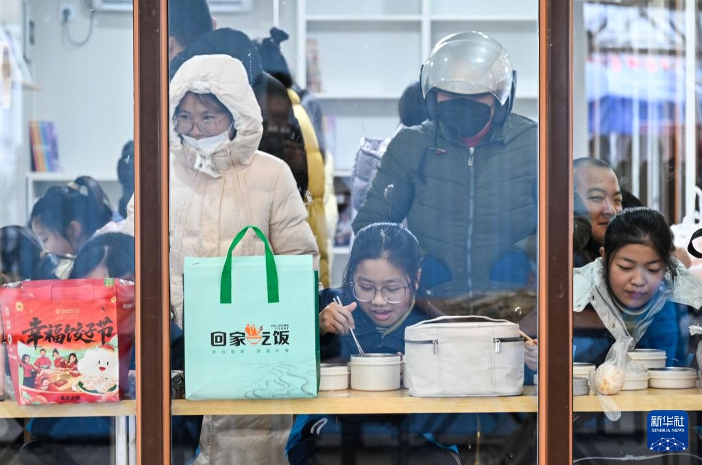 江苏泰州：探索“校门口”治理新路径 让学生舒心家长安心