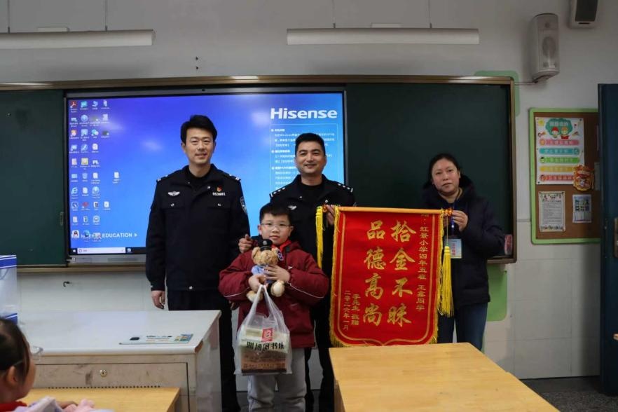 小学生用电话手表报了警 没想到警察叔叔带着锦旗来了