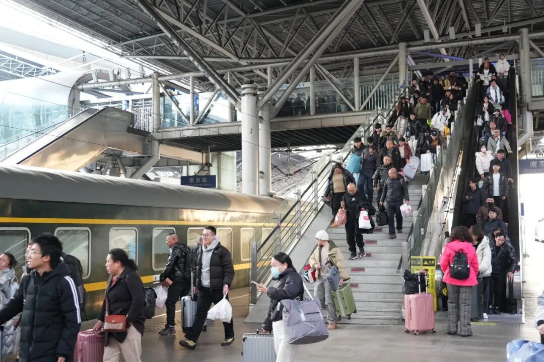 日均开行列车300余趟！这座高铁站对面就是网红动物园！