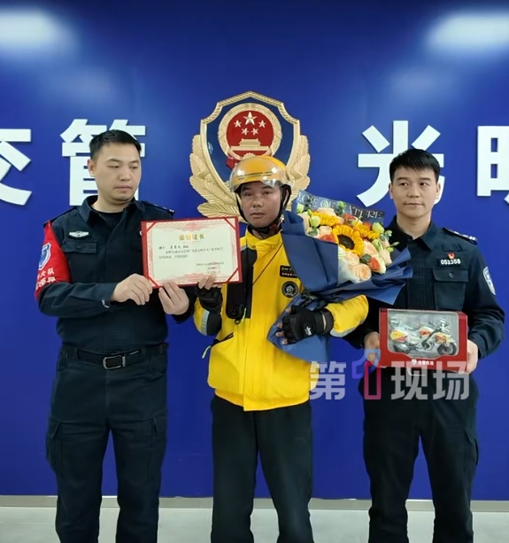 男童摔倒在货车盲区，险遭碾压！关键时刻，外卖小哥一声大吼