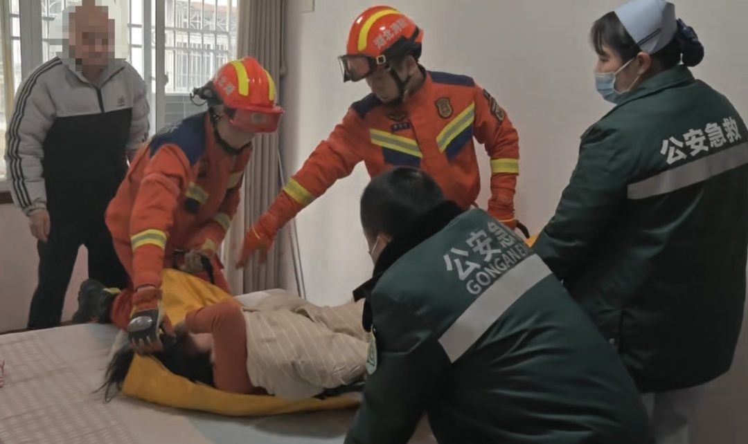 女子在房间里倒下，那扇门急坏众人