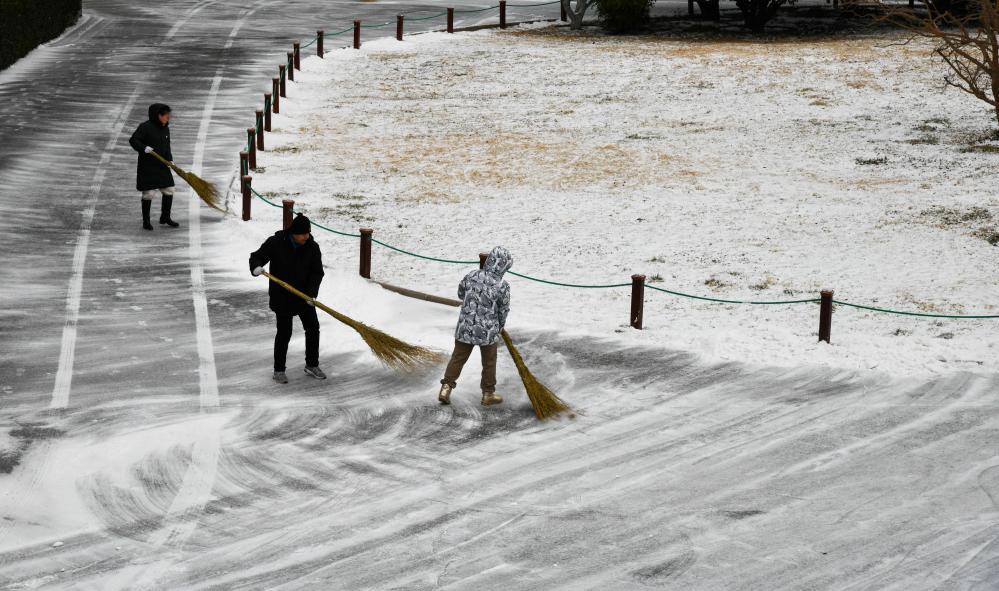 山东济南迎来今年首场降雪