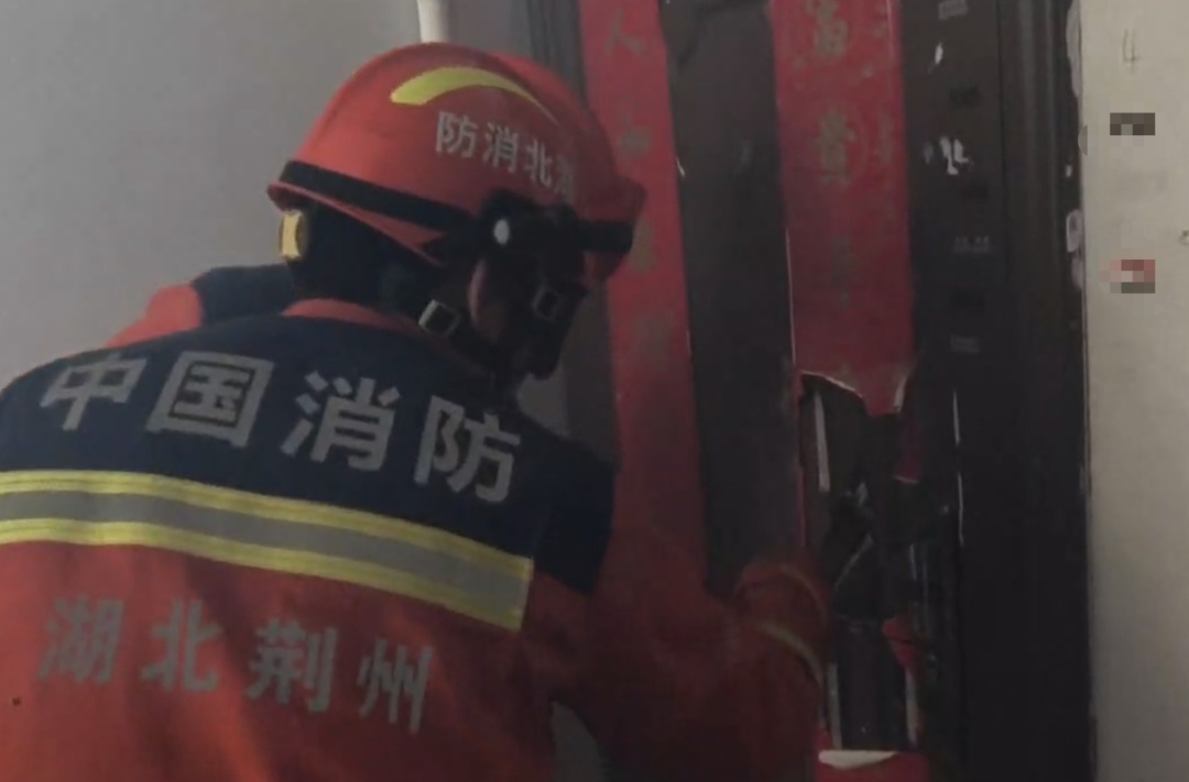 女子在房间里倒下，那扇门急坏众人