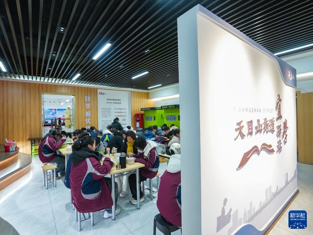 江苏泰州：探索“校门口”治理新路径 让学生舒心家长安心