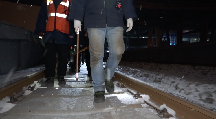 雪夜，在北京南站，他们跪到膝盖都没感觉了……