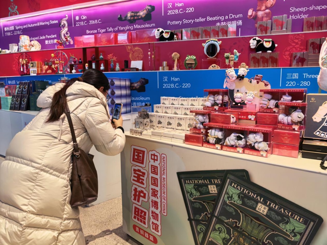 贴合年轻群体 生肖瓷成年货新宠