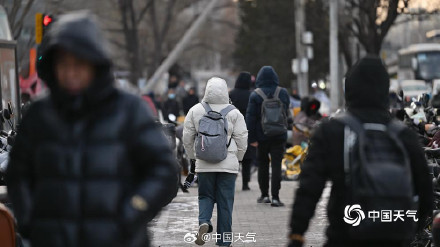 北京早高峰风大天寒 公众出行全副“捂装”