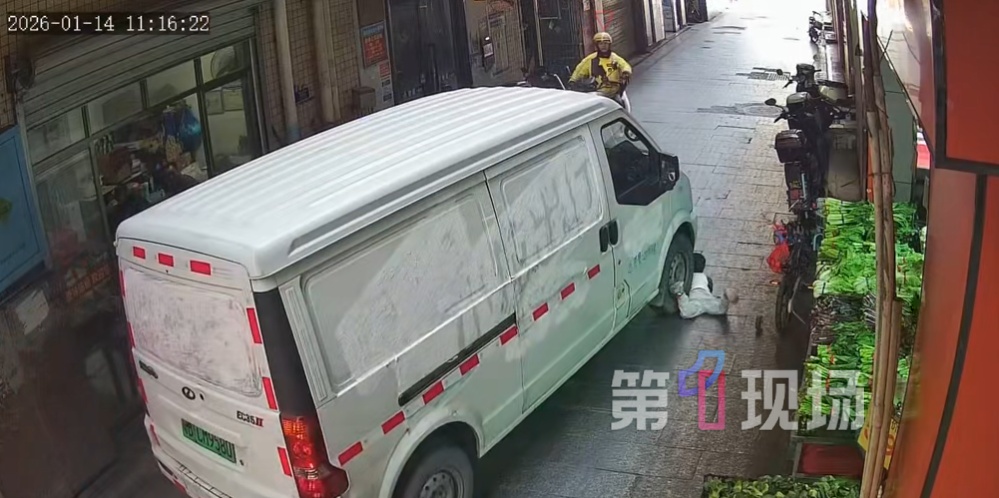 男童摔倒在货车盲区，险遭碾压！关键时刻，外卖小哥一声大吼
