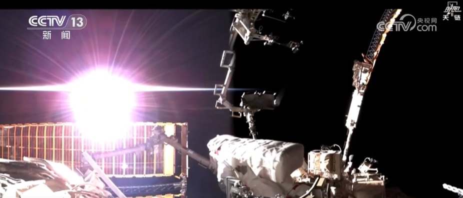 光荣返航、昂首问天！谢谢一路守护 老朋友寄语“4年20次”延寿目标舱外服
