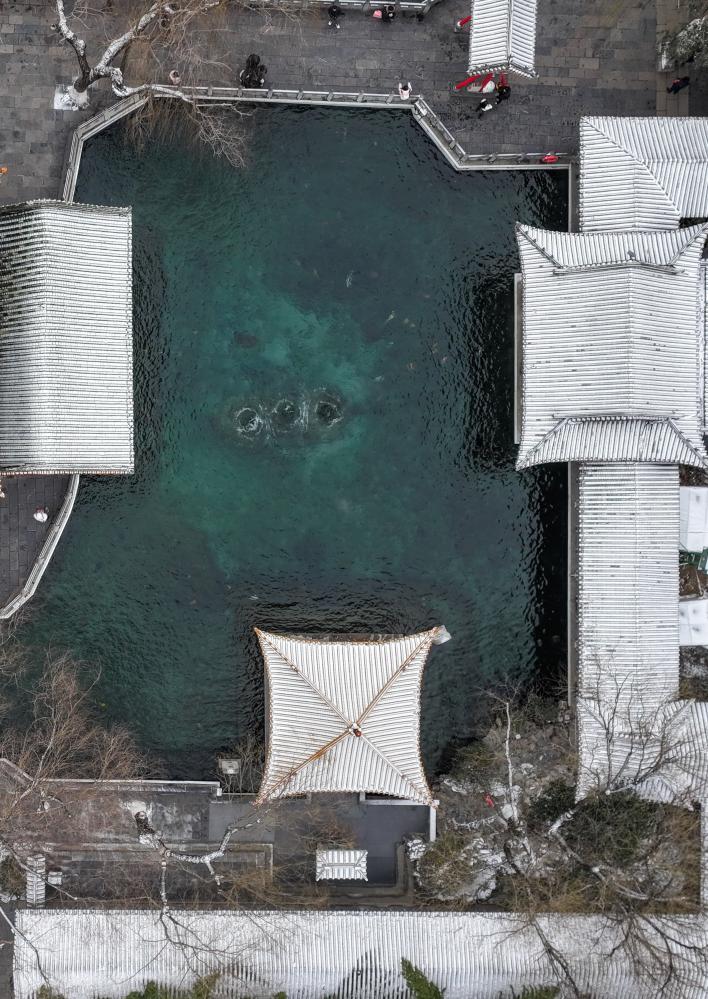 山东济南迎来今年首场降雪