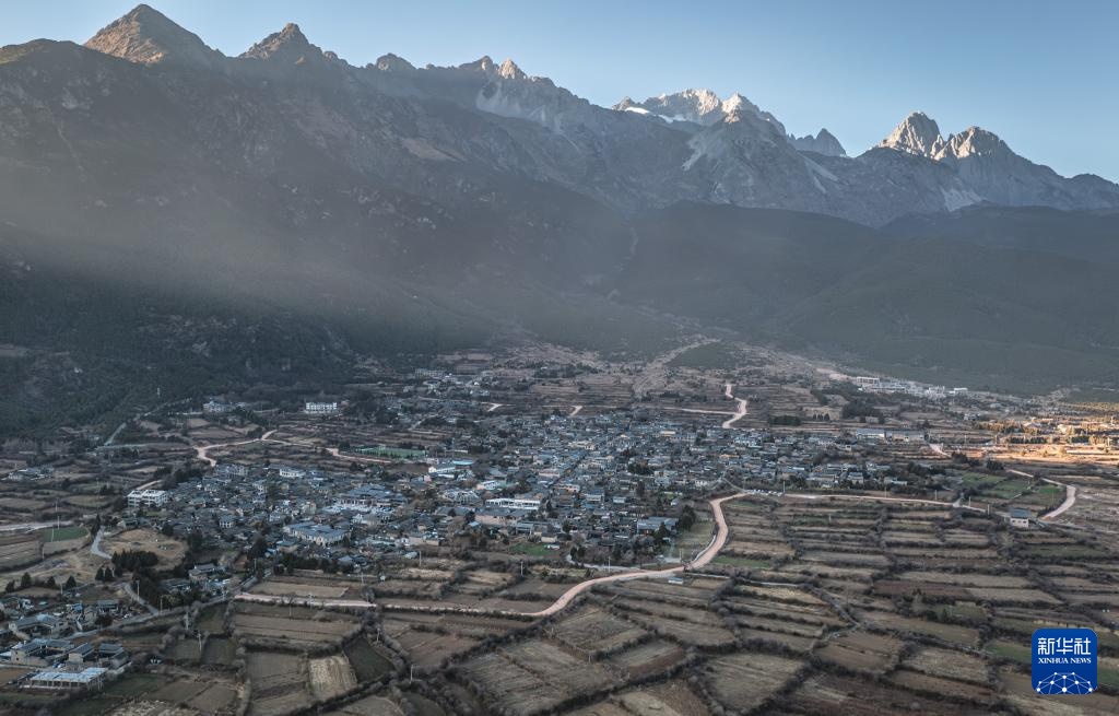 玉龙雪山下的山村变迁