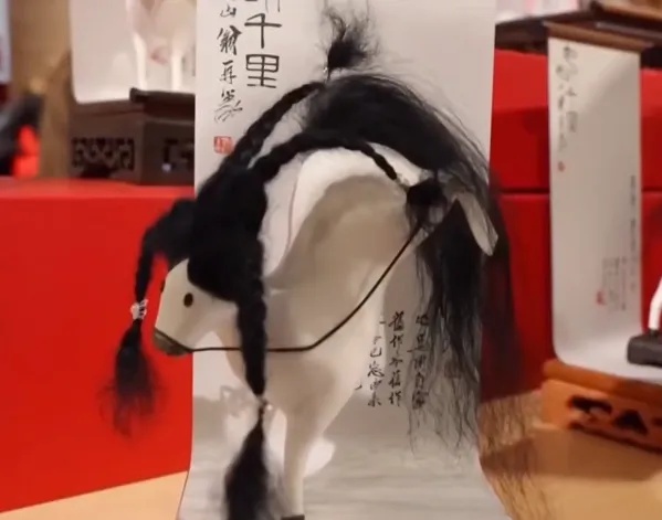 山东美术馆“马彪彪”火出圈！一头潦草秀发，有种放荡不羁的疯感，网友：好抽象好喜欢