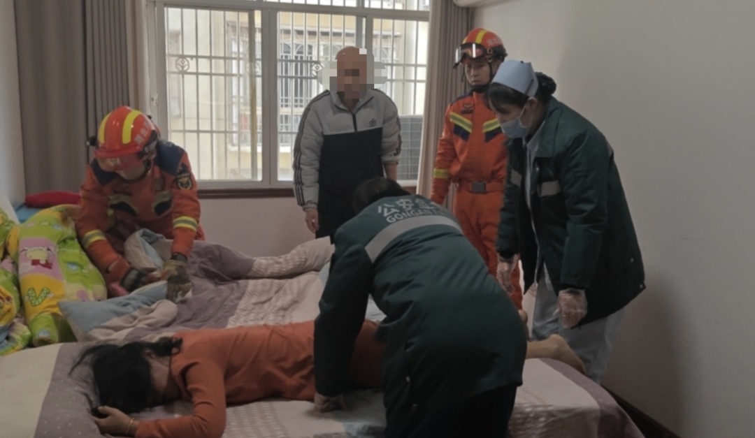 女子在房间里倒下，那扇门急坏众人