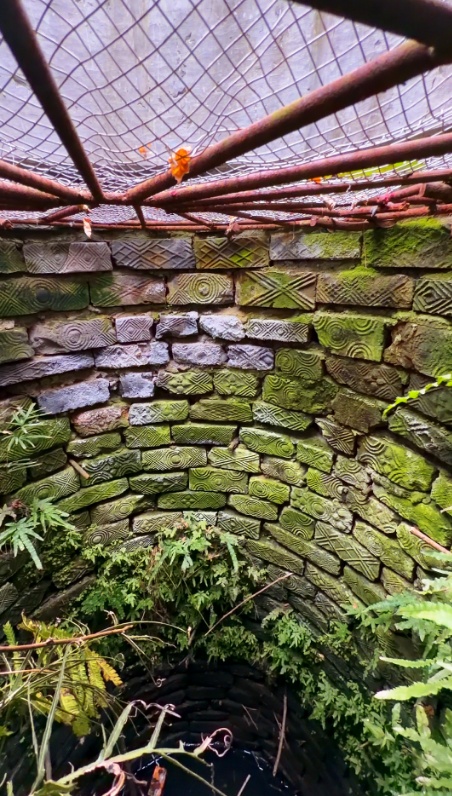 合肥杏花公园一口井中现汉画像砖？文物专家：井是现代修建，井口砖具有汉代墓砖特征