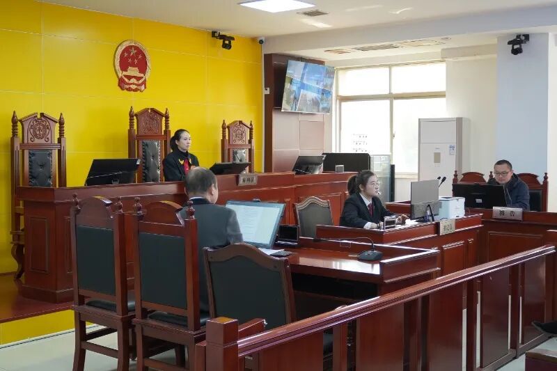 天降瓷砖砸中违停车辆，谁之过？