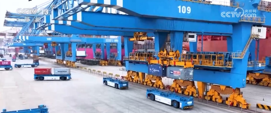 码头新年“上新”万吨巨轮“靠港即开工” 港口“朋友圈”扩容共绘蔚蓝新机遇