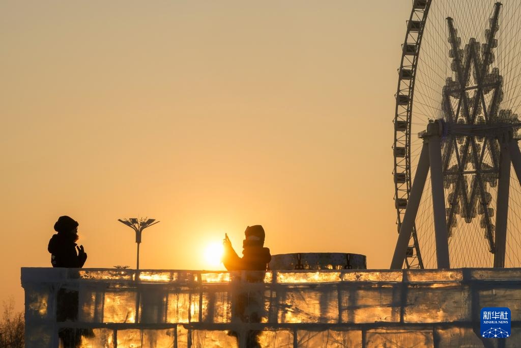 哈尔滨冰雪大世界的暖色浪漫