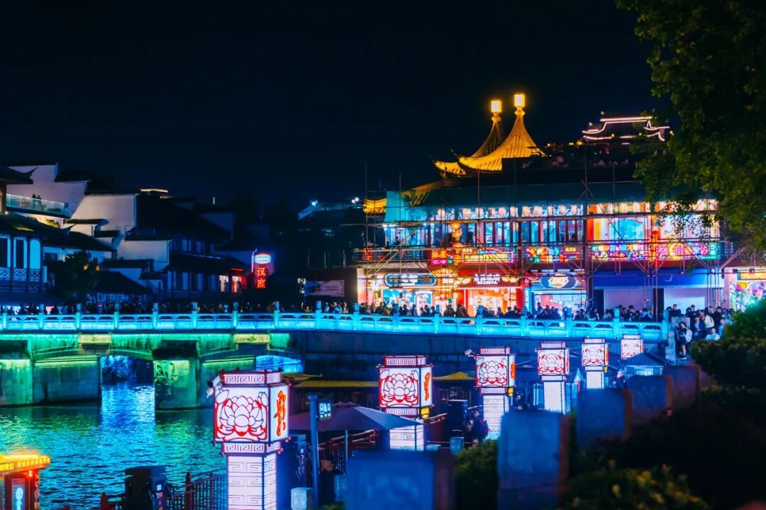 日均开行列车300余趟！这座高铁站对面就是网红动物园！