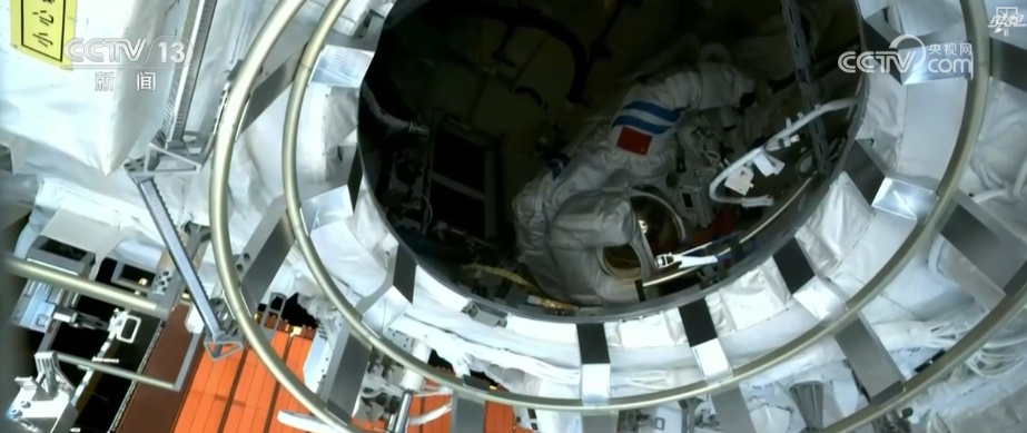 光荣返航、昂首问天！谢谢一路守护 老朋友寄语“4年20次”延寿目标舱外服