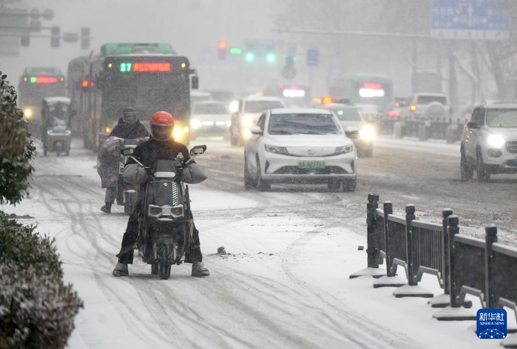 河南郑州迎来降雪天气