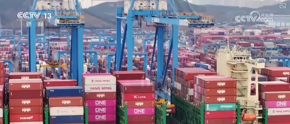 码头新年“上新”万吨巨轮“靠港即开工” 港口“朋友圈”扩容共绘蔚蓝新机遇