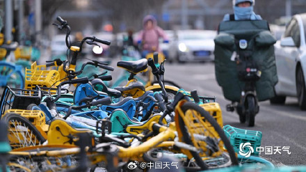 北京早高峰风大天寒 公众出行全副“捂装”