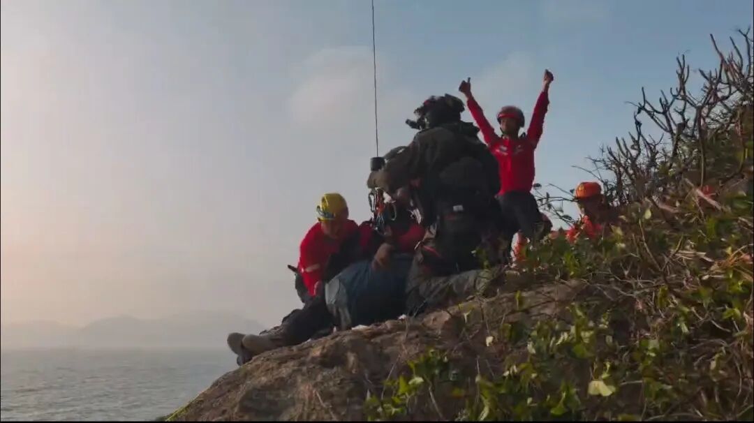 危急！男子清晨爬山失足摔落，直升机悬崖紧急救援