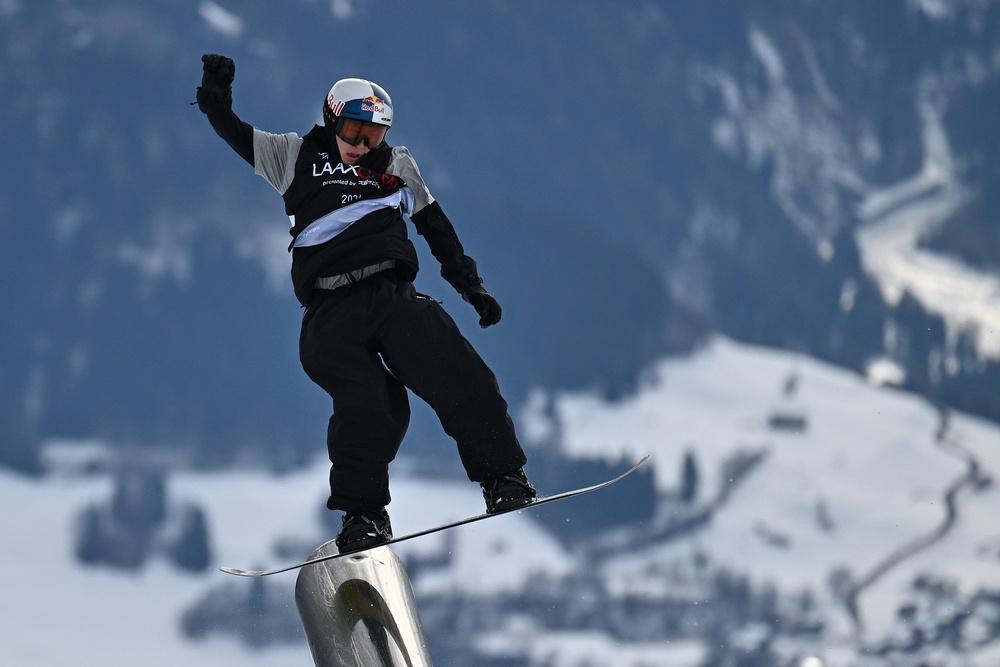 苏翊鸣获得单板滑雪世界杯瑞士莱克斯站破面障碍技巧铜牌