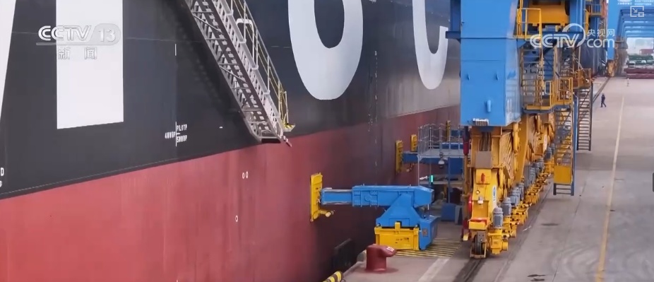 码头新年“上新”万吨巨轮“靠港即开工” 港口“朋友圈”扩容共绘蔚蓝新机遇