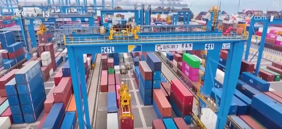 码头新年“上新”万吨巨轮“靠港即开工” 港口“朋友圈”扩容共绘蔚蓝新机遇