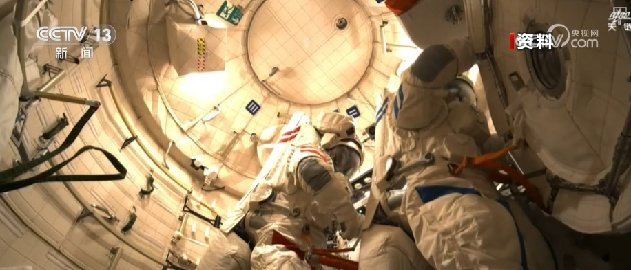 光荣返航、昂首问天！谢谢一路守护 老朋友寄语“4年20次”延寿目标舱外服