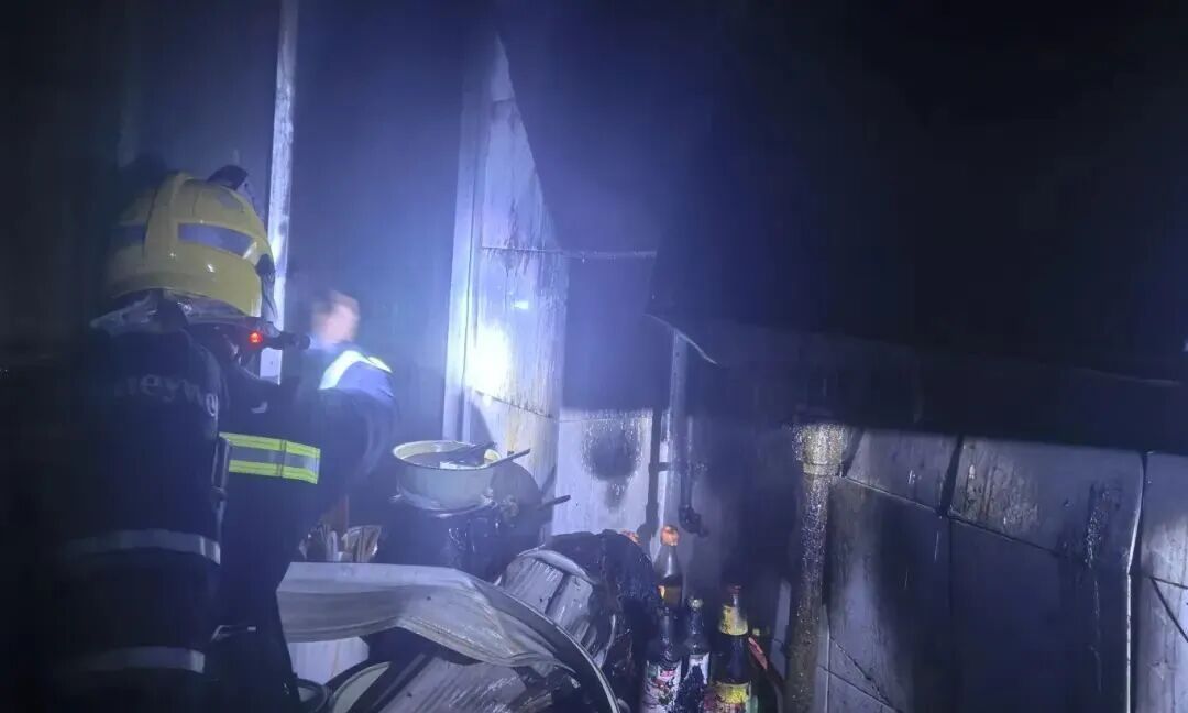 凌晨2点，空无一人的厨房突然“火”了？！