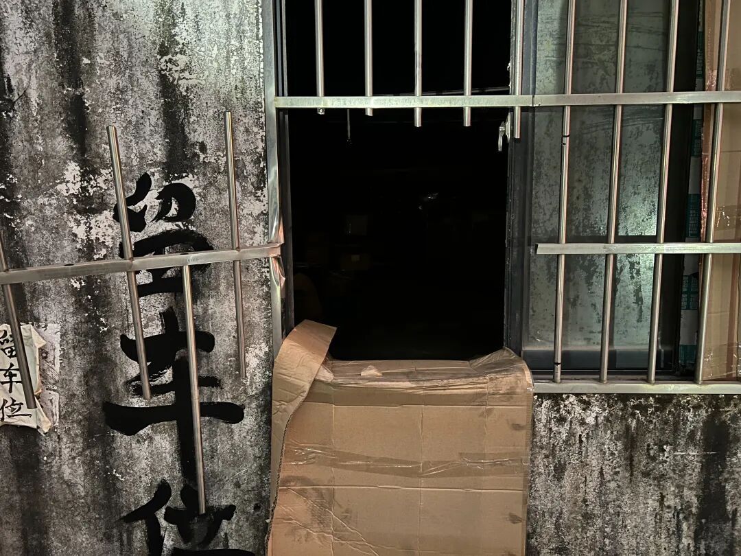 防盗窗锁死逃生路：一场火灾，撕开“三合一”场所的致命谎言