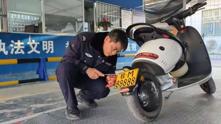 “桂M88888”刚上路，就被热心市民“一键三连”举报，原因是……