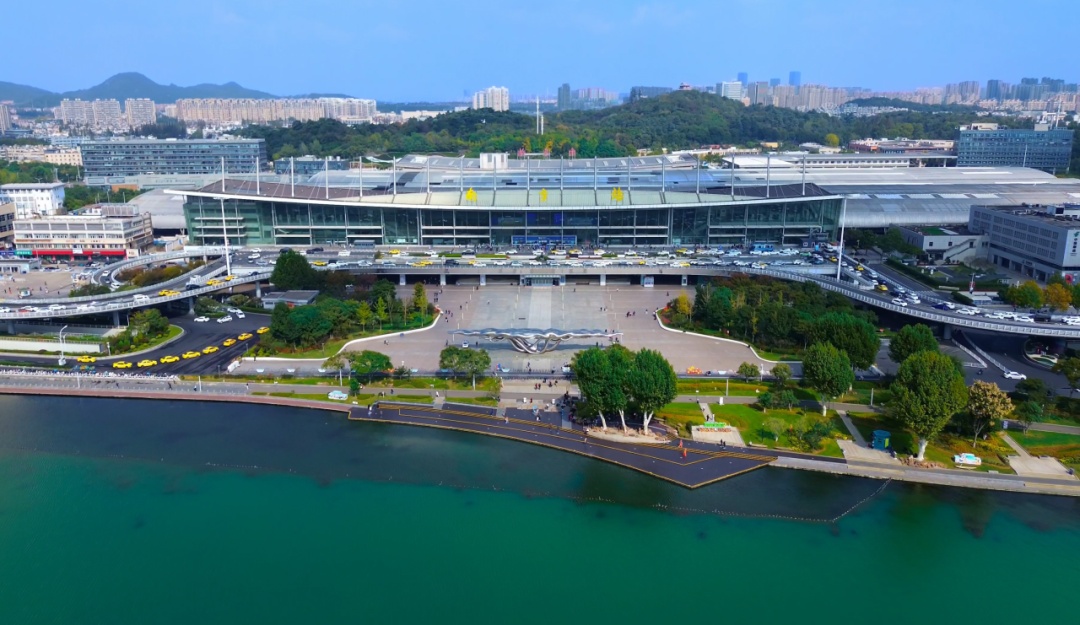 日均开行列车300余趟！这座高铁站对面就是网红动物园！