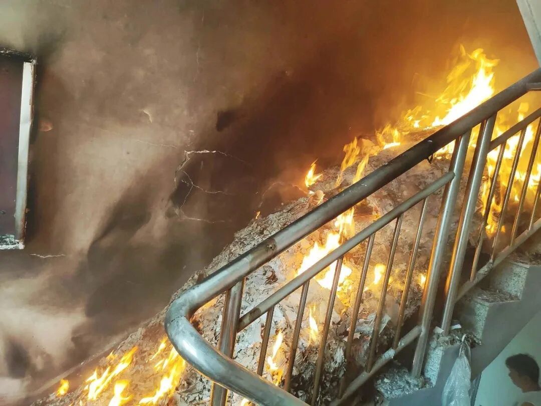 物业清理业主堆放在楼道的杂物，业主一气之下把物业告了！法院：正当履职，驳回