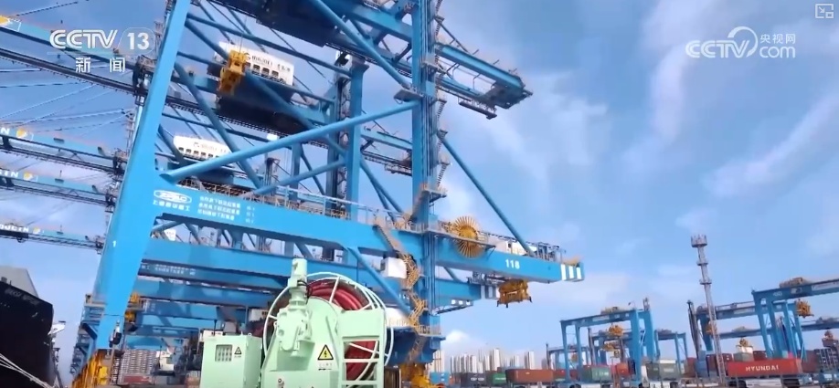 码头新年“上新”万吨巨轮“靠港即开工” 港口“朋友圈”扩容共绘蔚蓝新机遇