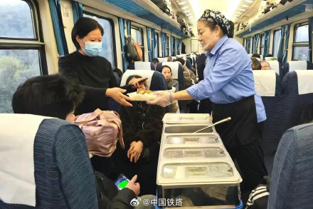 “列车自选餐”送到身边！旅客：坐享美味！