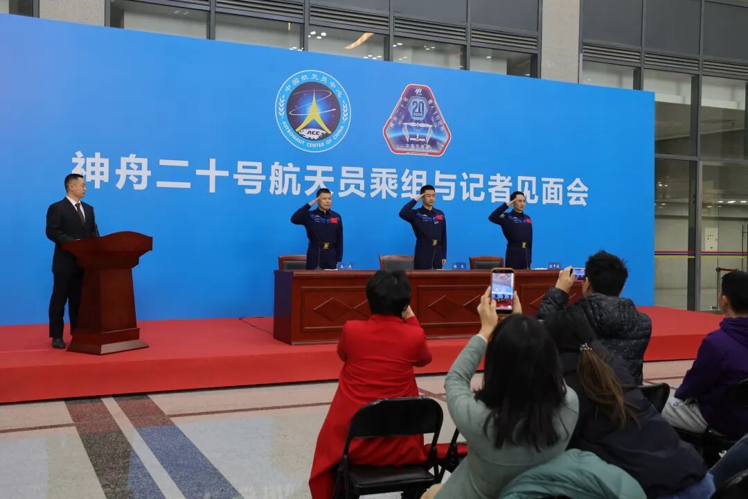 曾遭空间碎片撞击；神二十飞船成功着陆：返回舱外观总体正常，乘组陈冬讲述“相信地面，相信自己”