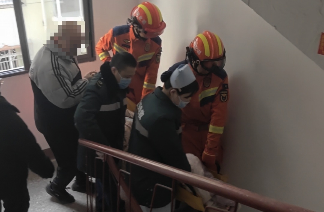 女子在房间里倒下，那扇门急坏众人