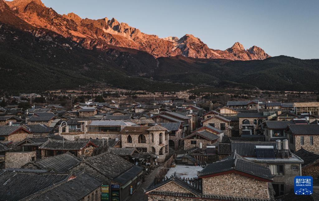 玉龙雪山下的山村变迁