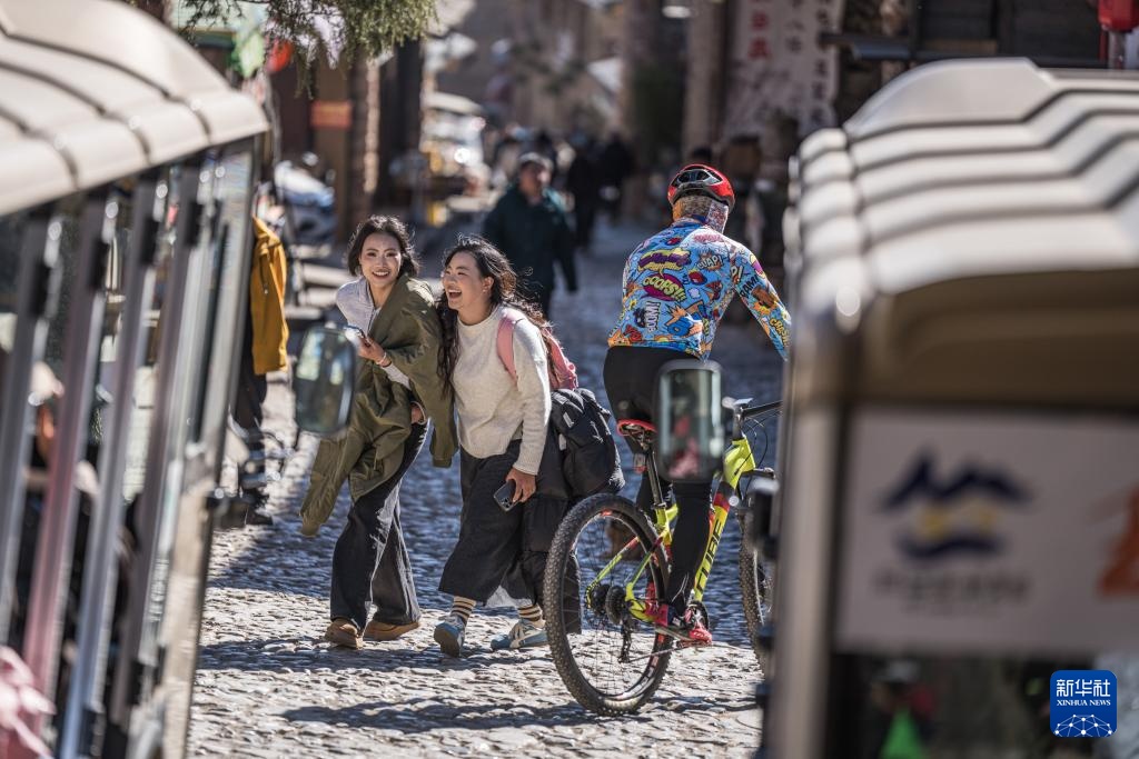 玉龙雪山下的山村变迁