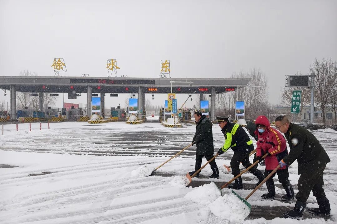 寒潮+暴雪+冻雨强势来袭！多地交通运输部门加强主动防御全力保障出行安全
