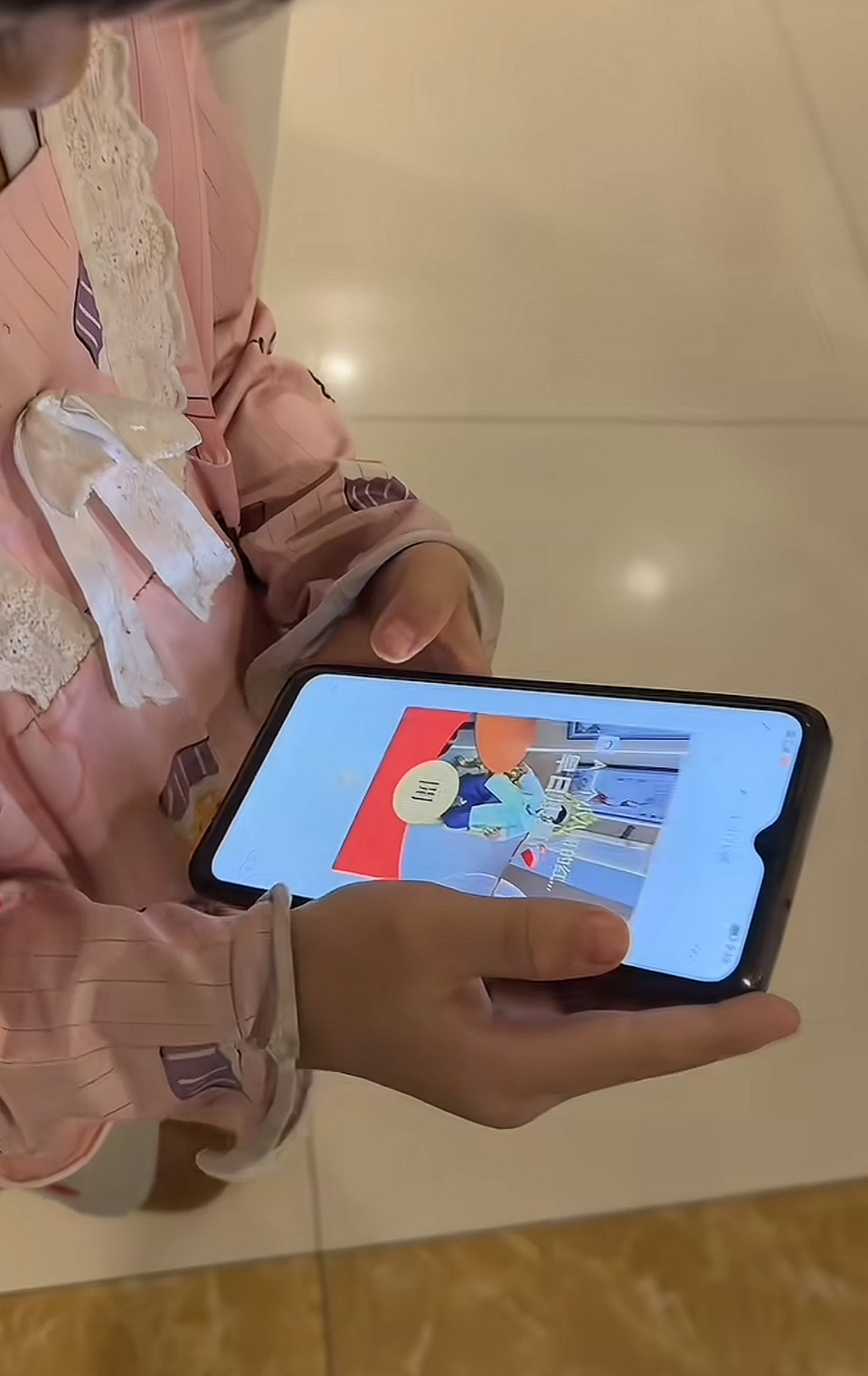 黑龙江7岁女孩独自照顾住院父亲，“挂号缴费买药都是她弄”，隔壁病房叔叔发红包鼓励