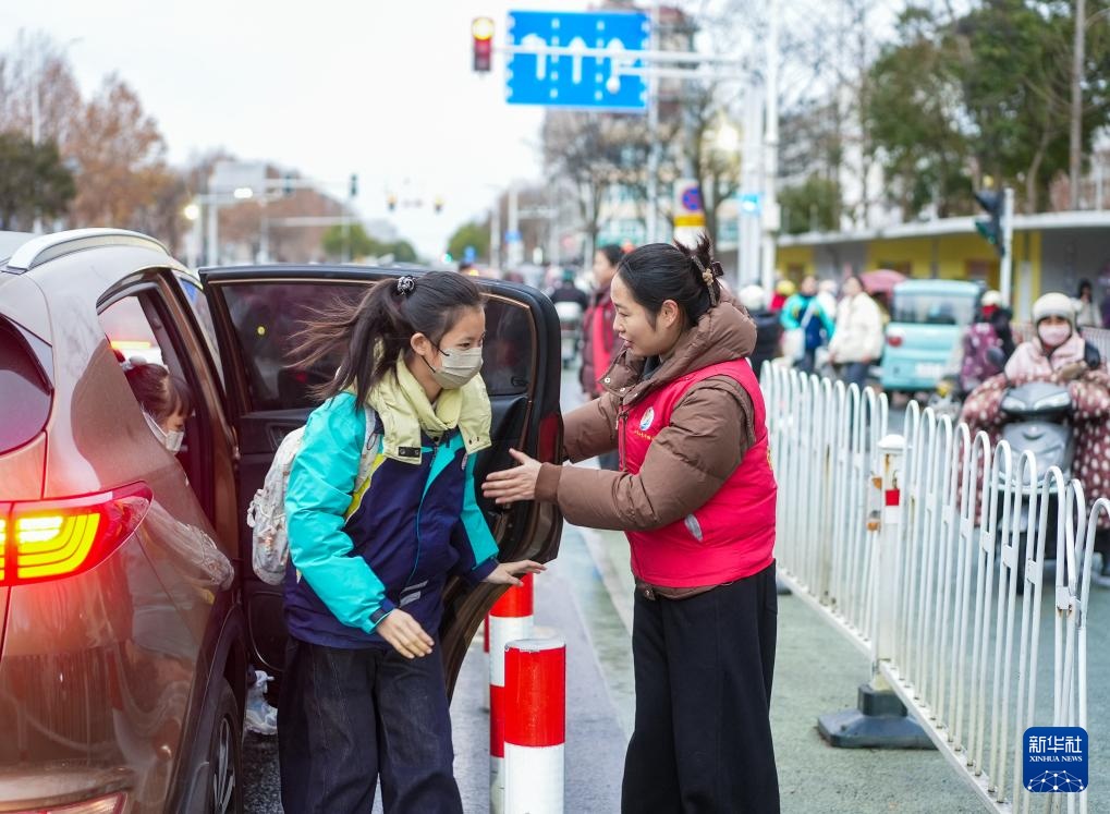 江苏泰州：探索“校门口”治理新路径 让学生舒心家长安心
