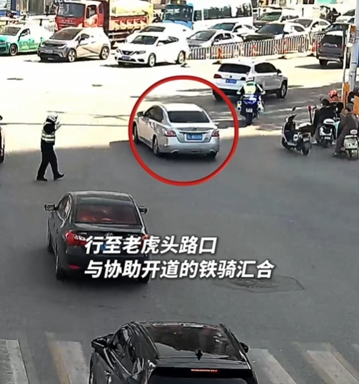 “别怕，我带你们去！”幼童高热惊厥致昏迷，交警6分钟疾驰送医