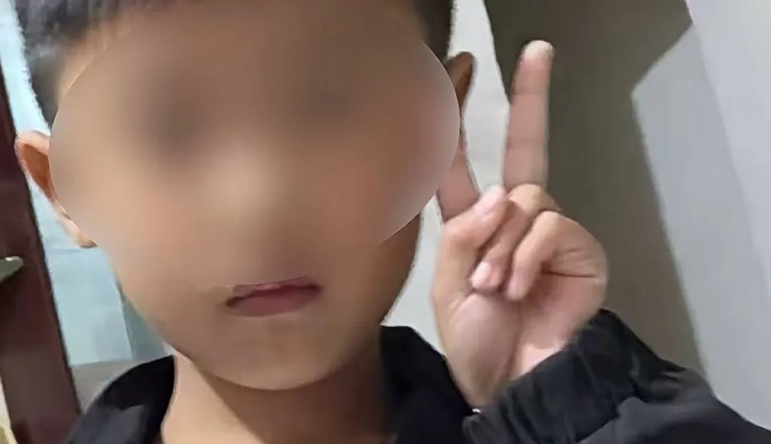 爷爷误将火锅燃料当水，7岁男童喝后多器官衰竭，孩子父亲：“心都碎了！”最新消息→