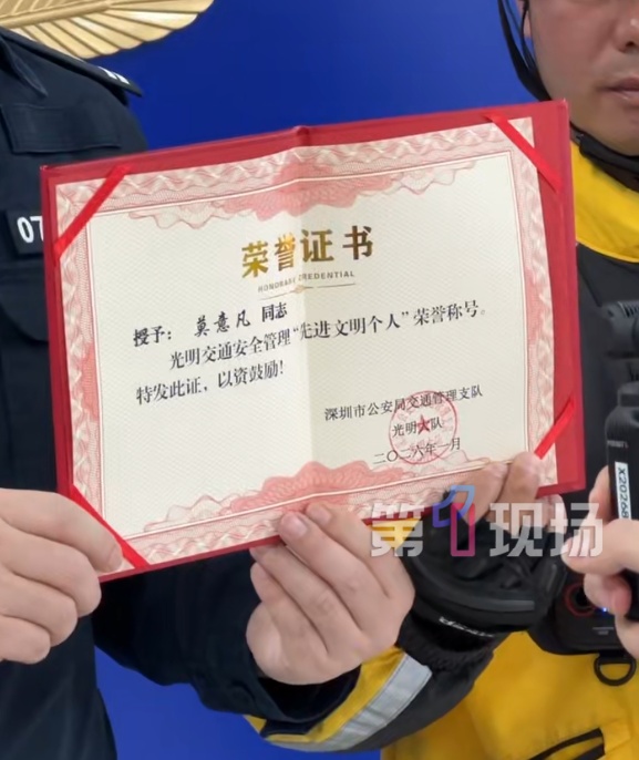 男童摔倒在货车盲区，险遭碾压！关键时刻，外卖小哥一声大吼